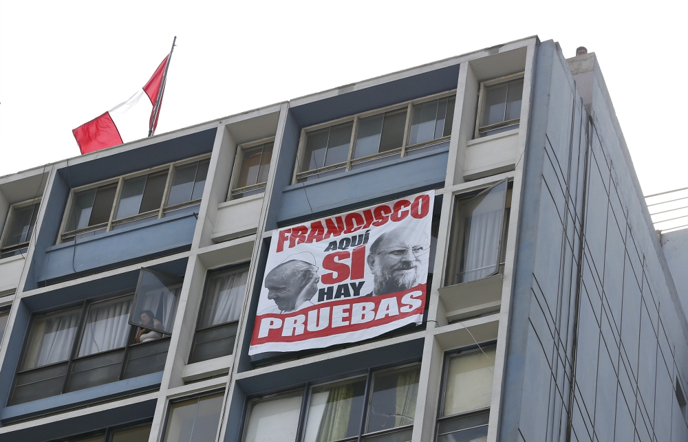 A protest banner that says in Spanish, "Yes, Francis, here there is proof," hangs outside the cathedral in Lima, Peru, Jan. 21. The banner protests Pope Francis' defense of Bishop Juan Barros of Osorno, Chile. (CNS/Paul Haring)