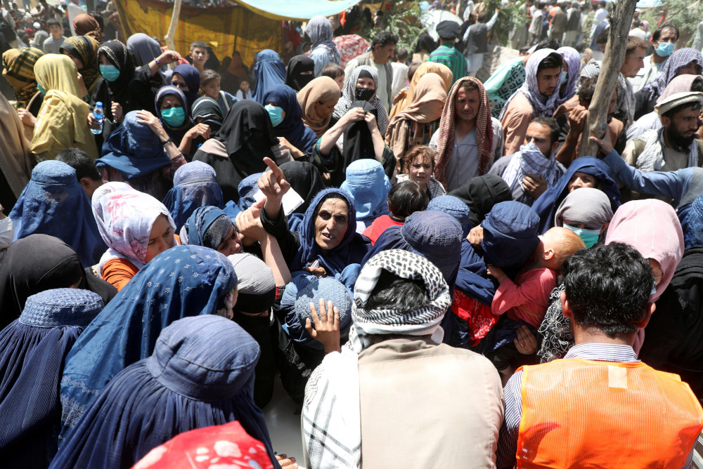 Internally displaced families from northern provinces of Afghanistan, who fled from their homes due the fighting between Taliban and Afghan security forces, take shelter at a public park in Kabul Aug. 10. (CNS/Reuters)