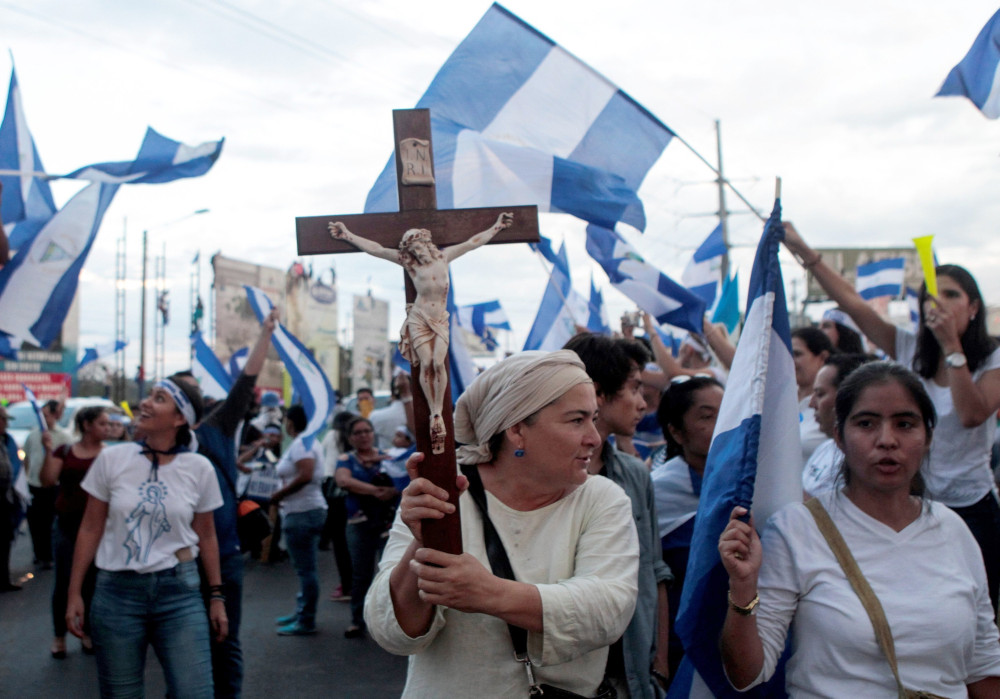 Un manifestante sostiene un crucifijo durante una protesta contra el gobierno del presidente nicaragüense Daniel Ortega en Managua el 15 de mayo de 2018. (Foto: OSV News/Oswaldo Rivas, Reuters)