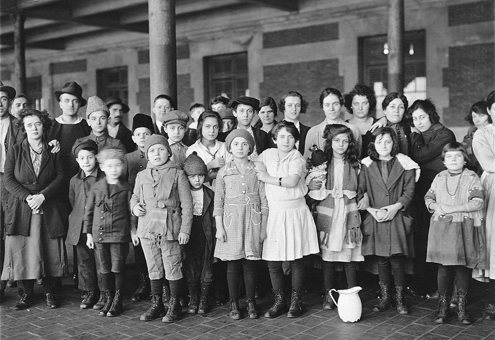Immigrant children at Ellis Island in New York, 1908 (Wikimedia Commons/National Archives)