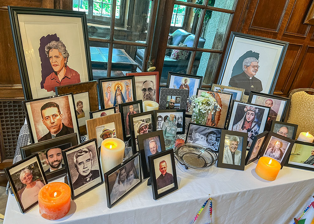 The cloud of witnesses was placed in one of the rooms adapted as a prayer room at the Connors Center. During the opening Mass, the cantor sang the names of Ada María Isasi-Díaz, Ignacio Ellacuría, Alicia Marril and San Óscar Romero, among so many others, and we the community responded as one, "¡Presente, presente!" (Luis Donaldo González)