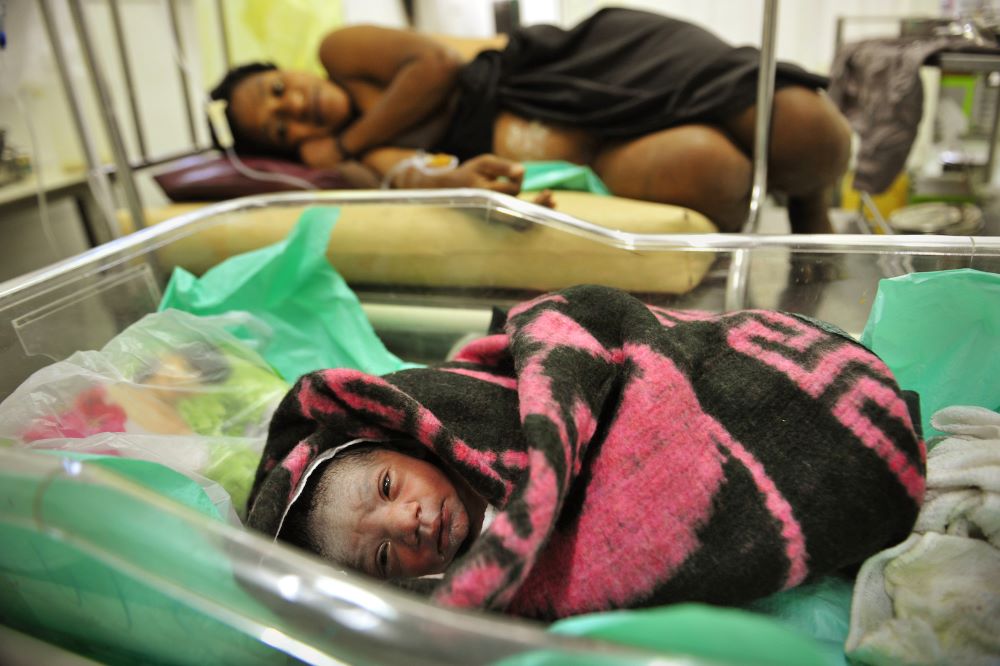 A woman with her newborn baby in the birthing suite at a hospital in Goroka in 2009. (Grist/Fairfax Media via Getty Images/Jason South)