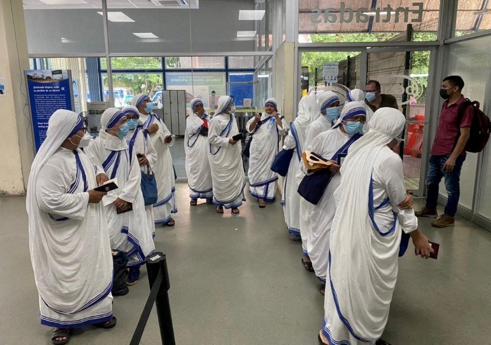  Miembros de las Misioneras de la Caridad, a la espera en una oficina de inmigración en Peñas Blancas, Costa Rica, el 6 de julio de 2022, después de que el Gobierno de Nicaragua cerrara su organización junto con otras organizaciones benéficas y civiles. El Gobierno despojó el 19 de agosto de 2024 su estatus legal a 22 comunidades religiosas femeninas. (Foto: OSV News/Sunil Kumar, distribuida por Reuters)