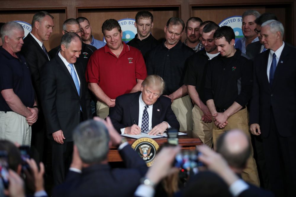 Then-U.S. President Donald Trump signs an executive order titled "Energy Independence" during a March 28, 2017, event.