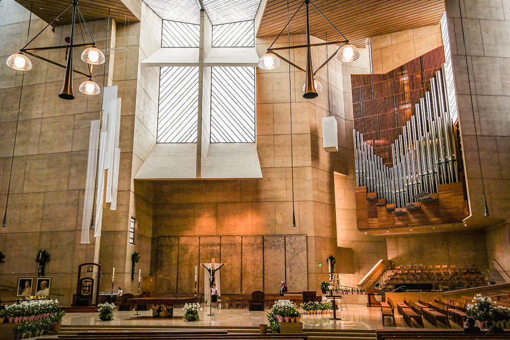  A view of the interior of the Cathedral of Our Lady of the Angels in Los Angeles. The Los Angeles Archdiocese announced Oct. 17 that it had agreed to settle a sexual abuse class action lawsuit for $880 million. (Wikimedia Commons/Visitor7)