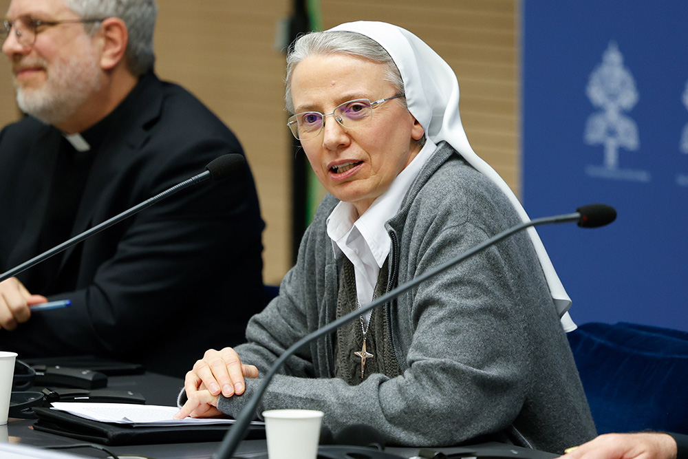 La Hna. Simona Brambilla, de las Misioneras de la Consolata, fue nombrada el 6 de enero de 2025 prefecta del Dicasterio para los Institutos de Vida Consagrada y las Sociedades de Vida Apostólica. En la foto, habla en una rueda de prensa en el Vaticano el 14 de marzo de 2024 sobre los grupos de estudio autorizados por el papa Francisco para examinar las cuestiones planteadas en el Sínodo sobre la Sinodalidad. (Foto: CNS/Lola Gómez)