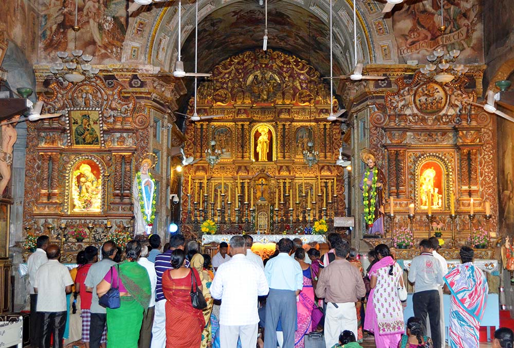 Worshipers at St. Antony's Syro-Malabar Catholic Forane Church in Ollur, Thrissur city in Kerala state, India (Wikimedia Commons/Mamichaelraj)