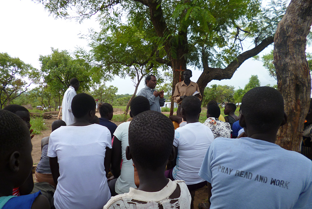 A catechist assists Salesian Fr. Lazar Arasu in preparing young people for First Holy Communion in 2019. (Courtesy of Lazar Arasu)