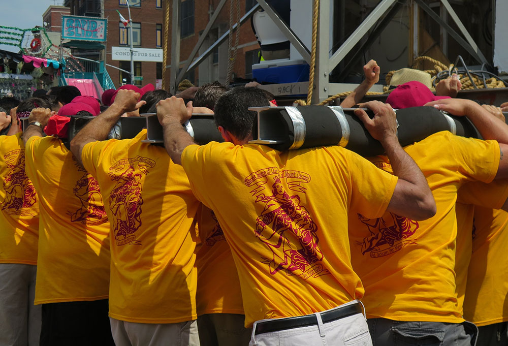 Men carry the 1-ton steel tower during the 2015 giglio parade in Williamsburg, Brooklyn, New York. (Dreamstime/Rebekah Burgess)