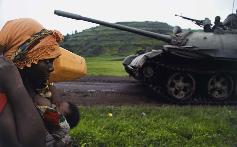 Walter Astrada, Argentinean (born 1974), “Congolese women fleeing to Goma,” 2008 (©Walter Astrada)