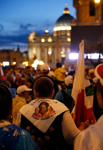 A pilgrim from Chicago waits on Via della Conciliazione outside St. Peter's Square at the Vatican the evening of April 26. (CNS/Paul Haring)