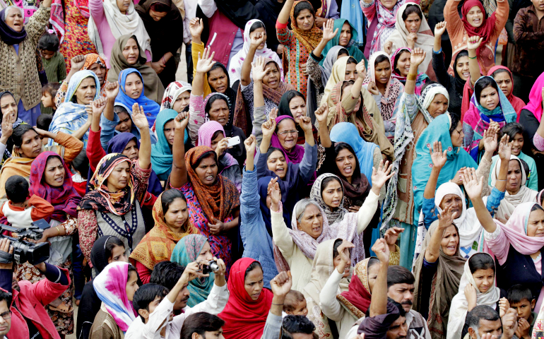 Pakistani Christians protest in March 2015 in the aftermath of two suicide attacks that targeted two churches in Lahore. (CNS/EPA/Rahat Dar)