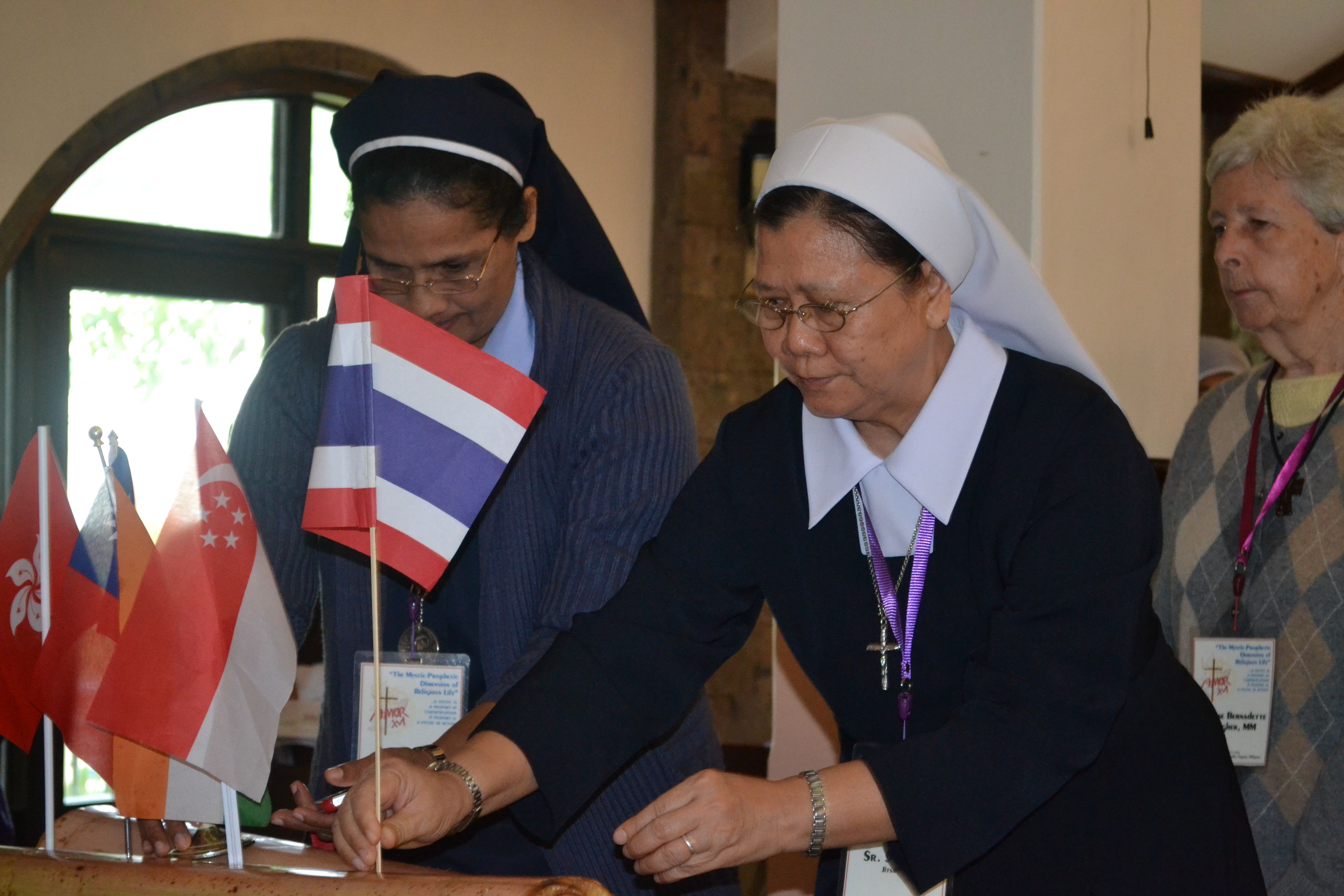 Each religious brought national flags (Photos: Juanito Delamide)