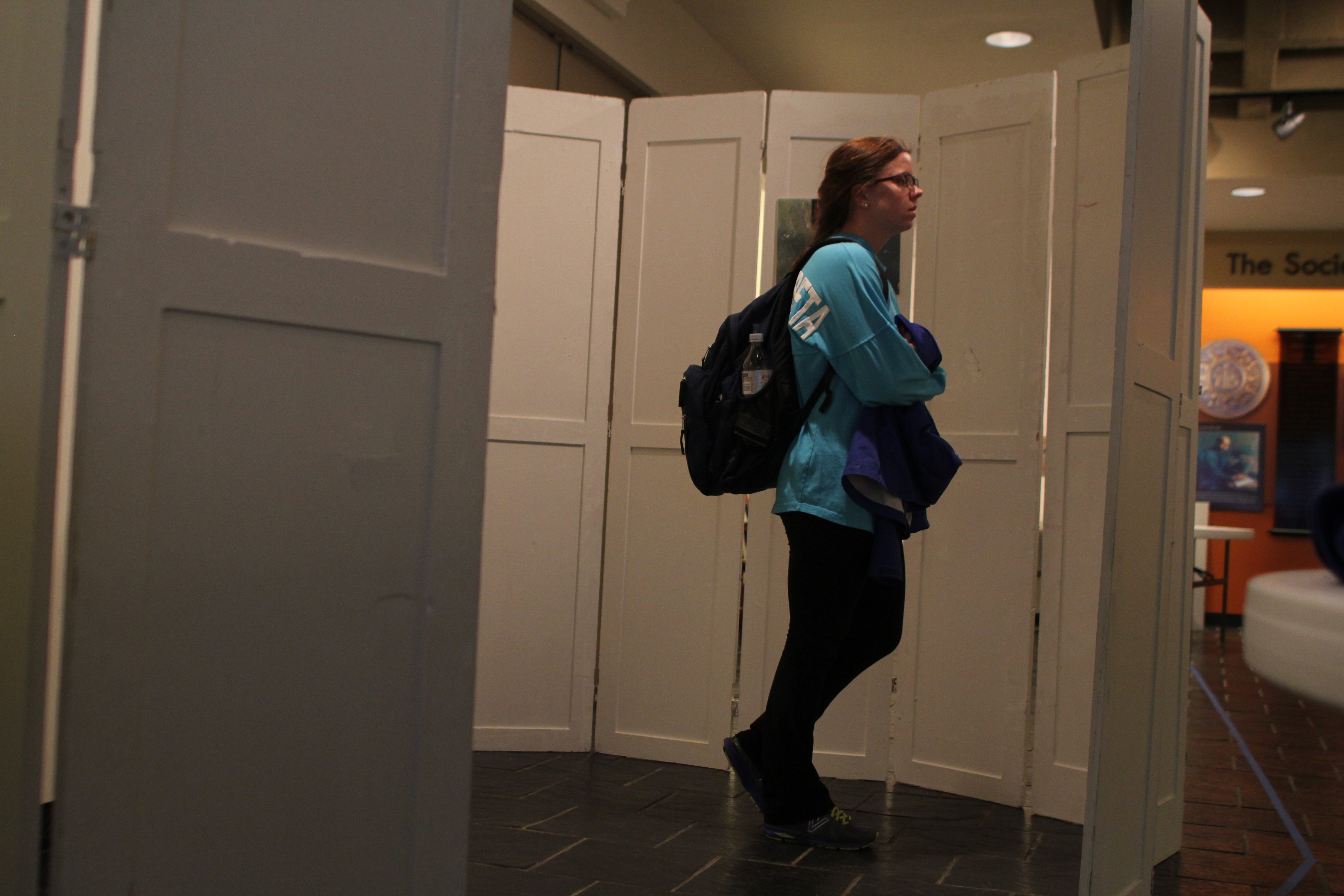 A Rockhurst University student reads over facts regarding refugees inside the space where a family of five would typically have to live. The exhibit was part of the Jesuit Refugee Service/USA’s Refugee Camp-Out and Social Justice Week, held at the Kansas City, Mo., school April 9-10. (NCR photo/Eloísa Pérez-Lozano)