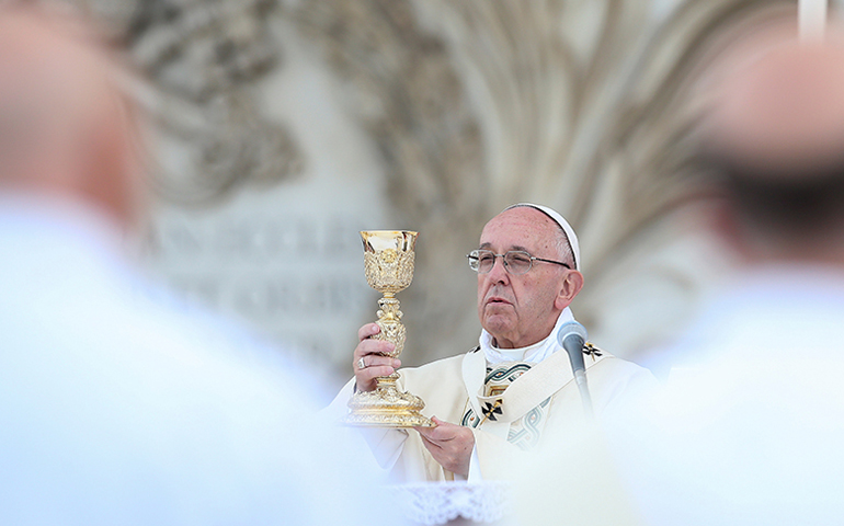 Pope Francis celebrates Mass during the Feast of Corpus Christi (Body of Christ) at St. Giovanni in Laterano Basilica, in Rome, on May 26, 2016. (Reuters/Alessandro Bianchi)