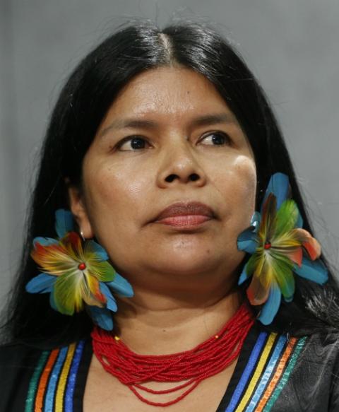 La autora Patricia Gualinga asiste a una conferencia de prensa para discutir el Sínodo de los Obispos para la Amazonía en el Vaticano, 17 de octubre de 2019. (CNS/Paul Haring)