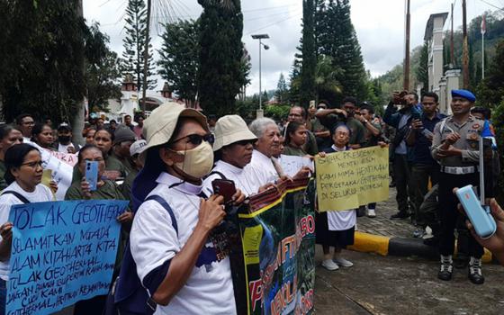 Priests and nuns in Flores protest on March 12 in front of the Ngada Regent office demanding a revocation permit for the Mataloko geothermal project. (Courtesy photo)