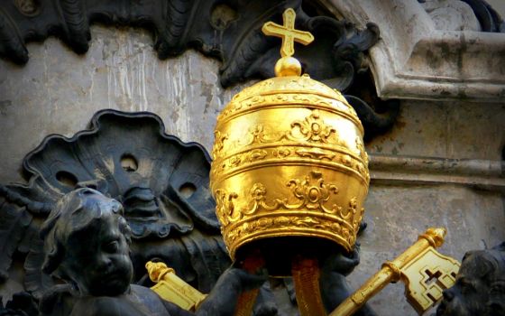 Papal tiara (Wikimedia Commons/Andreas Praefcke)