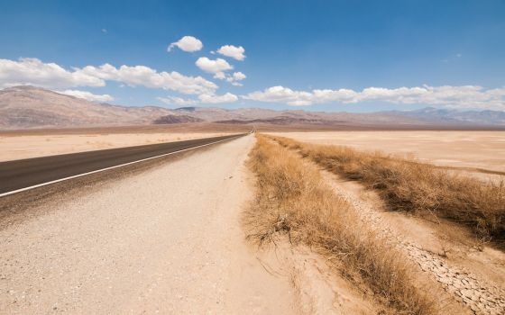 View of road in the desert (Flickr/William Warby)