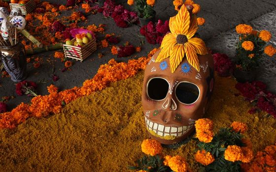 Dia de Los Muertos skull (Wikimedia Commons/TanyaCh Sa)